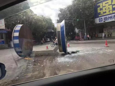 交通崗?fù)ぁ皺M躺”馬路上，究竟怎么回事？